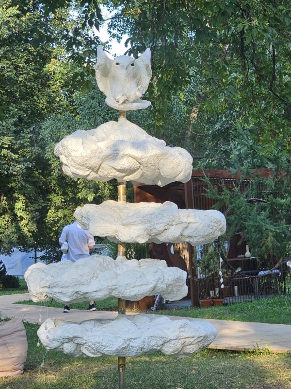 Белая модульная садовая скульптура Сова в облаках