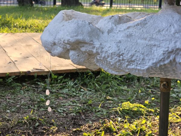 Фактура артбетона и подвесные детали скульптуры Сова в облаках