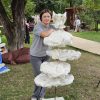 Садовая скульптура Сова в облаках рядом с человеком для масштаба